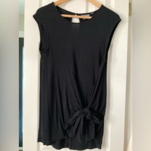 Anthropologie Vanessa Virginia top. Drape front with tie. Great condition.